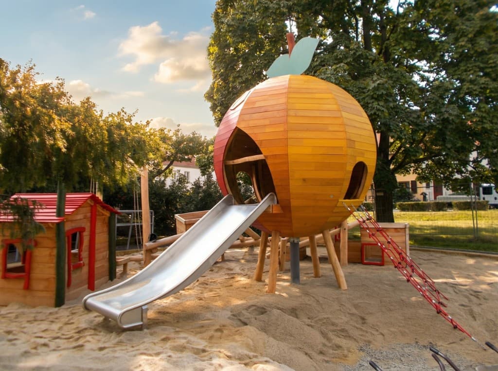 Einzigartiges kugelförmiges Spielhaus in Form eines riesigen Apfels mit Rutsche