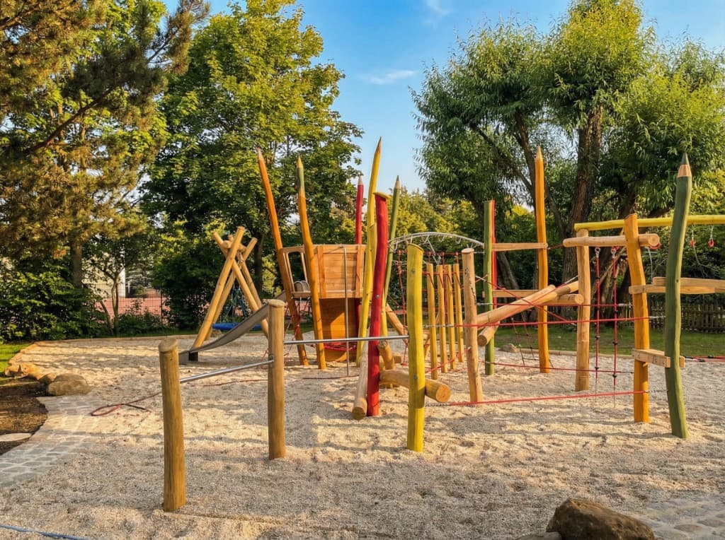 Kreatives Spielparadies mit bunten Holzstiften als Designelement, das Fantasie und Bewegung verbindet